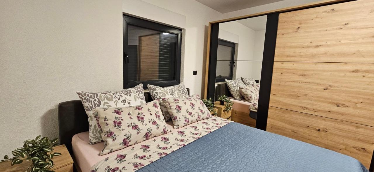 Betty Apartments Borik - Whole Ground Floor Ровин Екстериор снимка