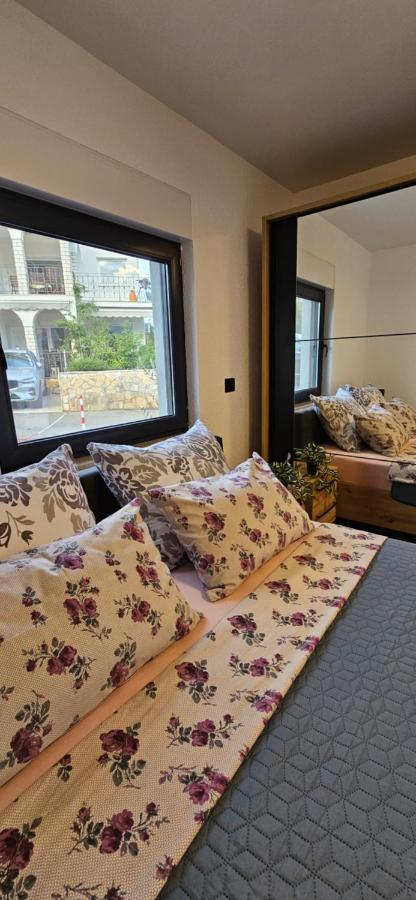 Betty Apartments Borik - Whole Ground Floor Ровин Екстериор снимка